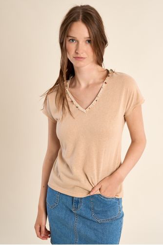 V-neck T-shirt, with embroidery and beading