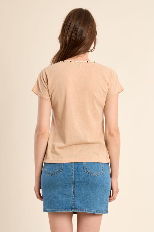 T-shirt col V, avec broderie et perles