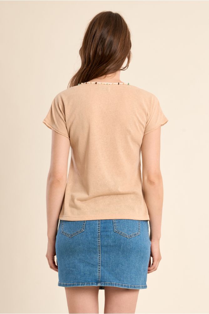 T-shirt col V, avec broderie et perles