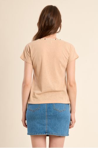 Camiseta de mujer de manga corta, detalle abalorios.