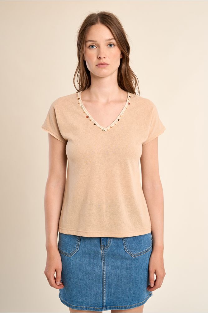 V-neck T-shirt, with embroidery and beading