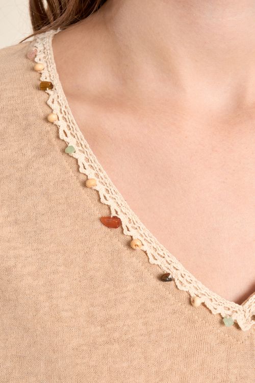 T-shirt col V, avec broderie et perles