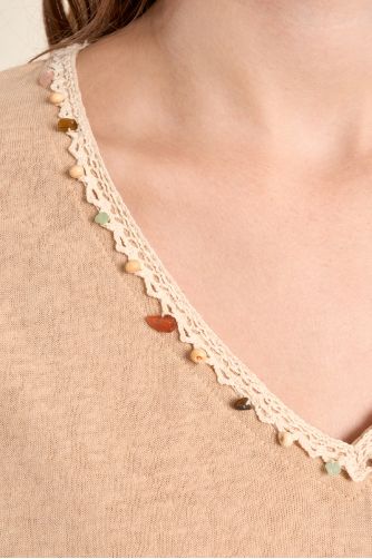 Camiseta de mujer de manga corta, detalle abalorios.