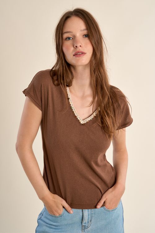 Camiseta de mujer de manga corta, detalle abalorios.