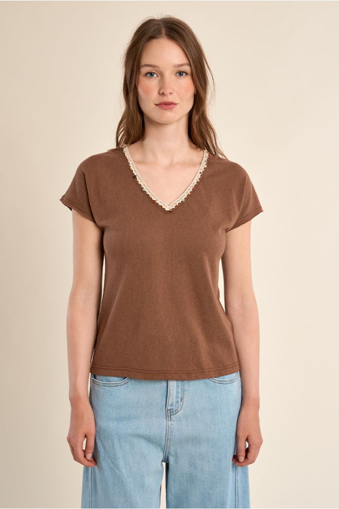 T-shirt col V, avec broderie et perles