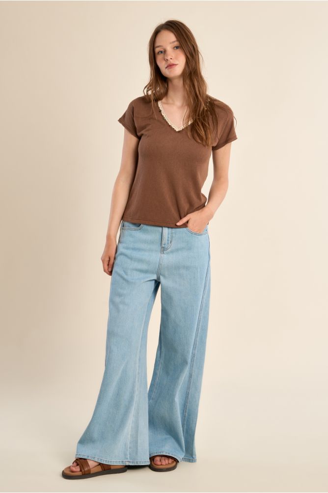 T-shirt col V, avec broderie et perles