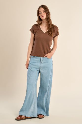 T-shirt col V, avec broderie et perles