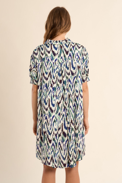 Vestido de manga corta, con estampado.