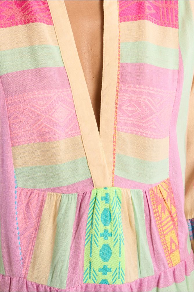 Vestido corto, de manga larga, multicolor.