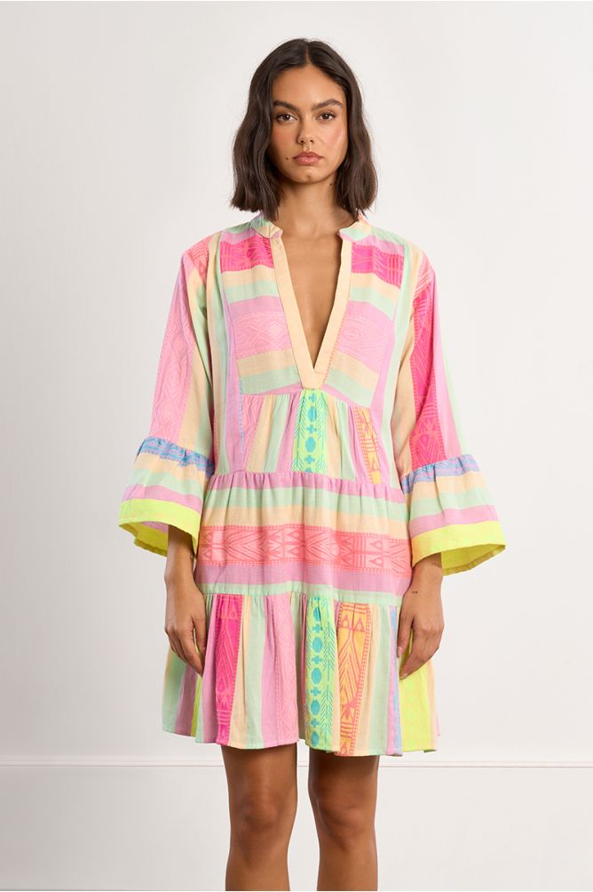 Vestido corto, de manga larga, multicolor.