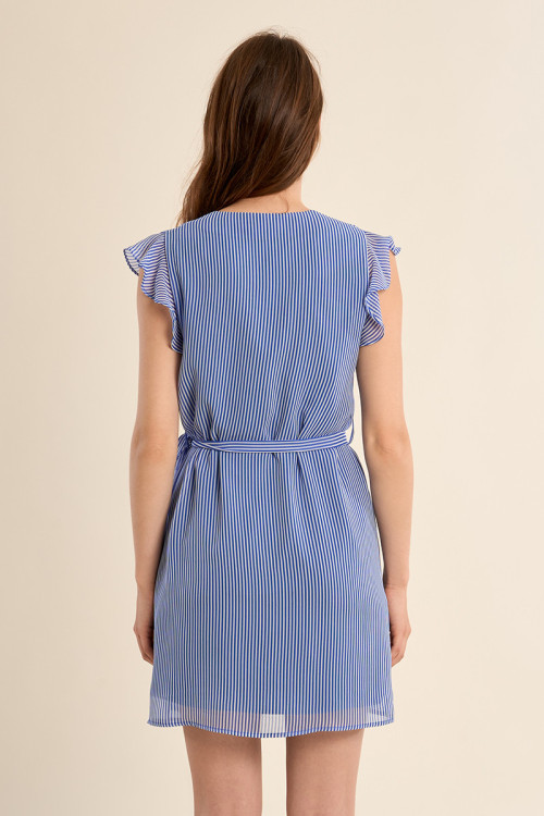 Vestido corto, con estampado y volantes.