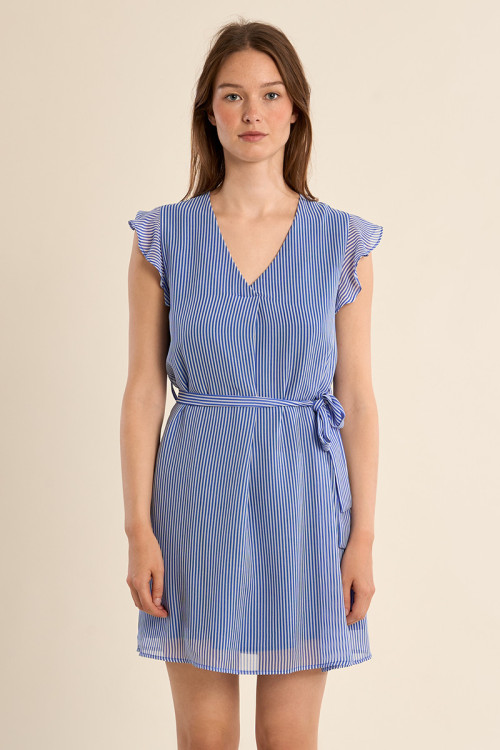 Vestido corto, con estampado y volantes.