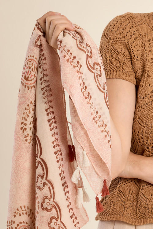 Pañuelo de mujer con estampado y borlas.