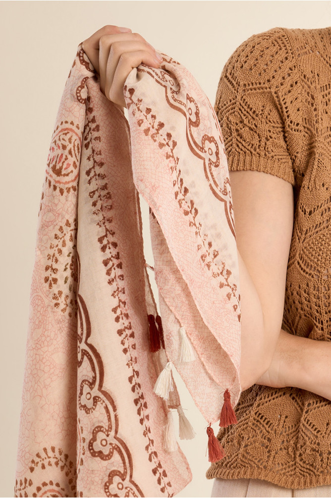 Pañuelo de mujer con estampado y borlas.