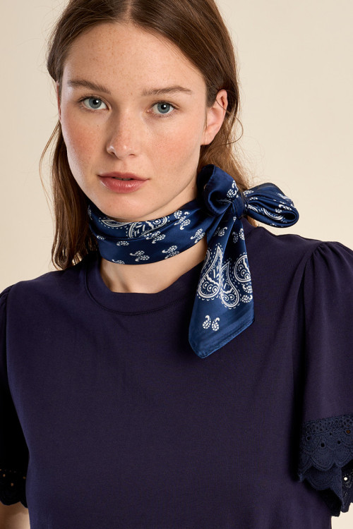 Pañuelo de mujer con estampado paisley.