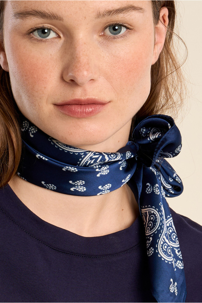 Pañuelo de mujer con estampado paisley.