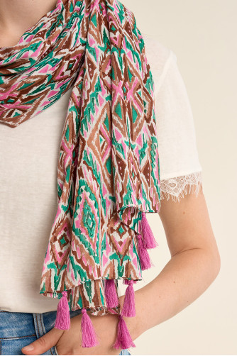 Pañuelo de mujer con estampado y borlas.
