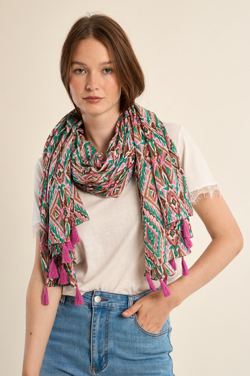 Pañuelo de mujer con estampado y borlas.