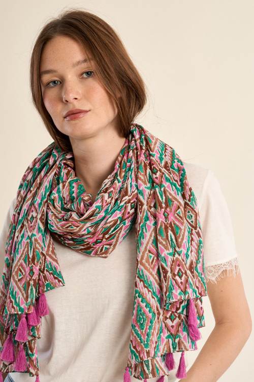 Pañuelo de mujer con estampado y borlas.