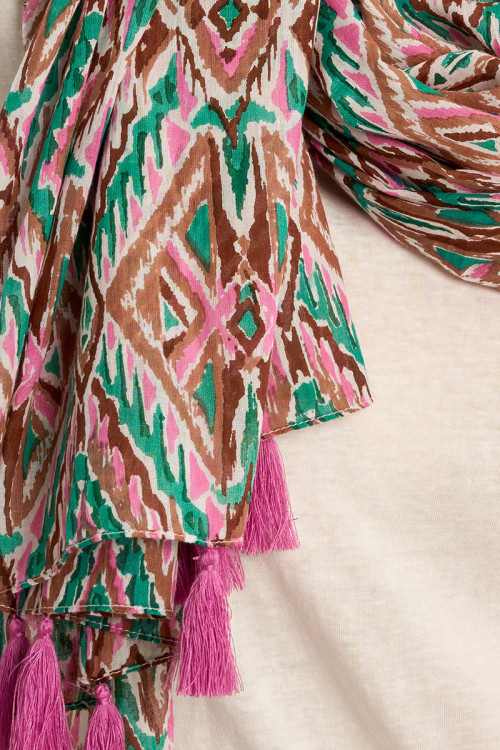 Pañuelo de mujer con estampado y borlas.