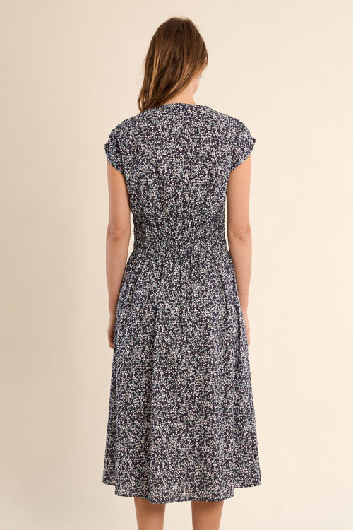 Vestido midi, de manga corta, con estampado.