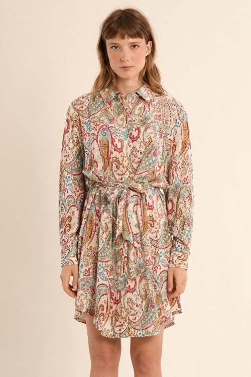 Vestido corto, de manga larga, con estampado.
