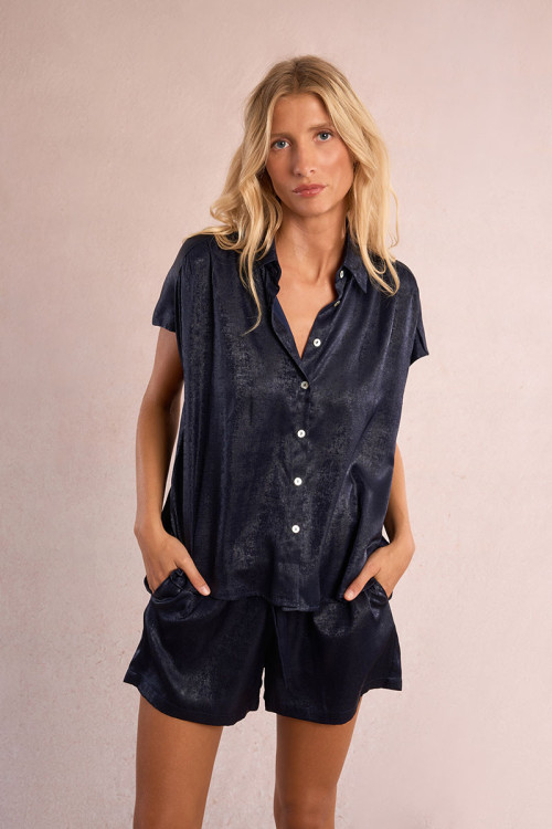 Camisa de mujer de manga corta, efecto satinado.