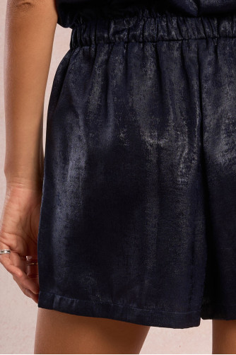 Short de mujer corto, efecto satinado, con lazada.