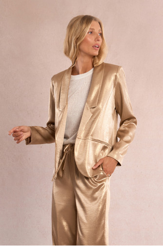 Blazer de mujer satinado, con cuello y solapa.