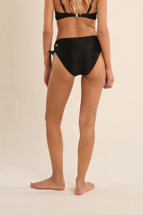 Braguita de bikini de tiro alto, detalle lazadas.