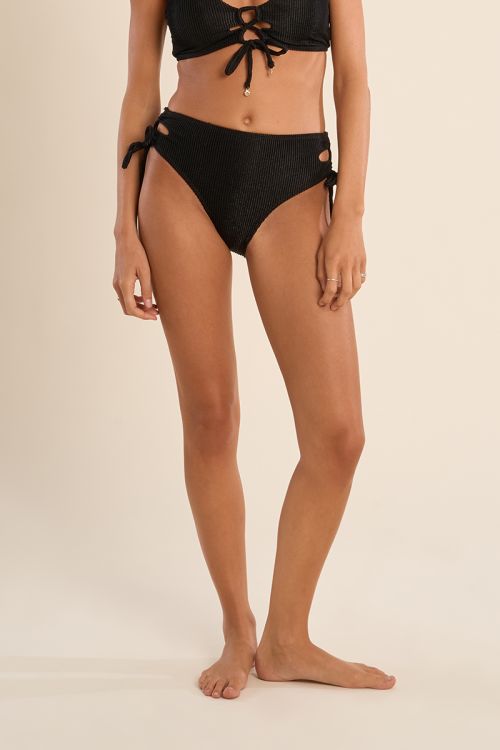Braguita de bikini de tiro alto, detalle lazadas.