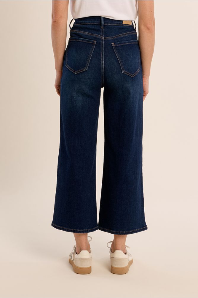 Wide-leg denim, cropped fit