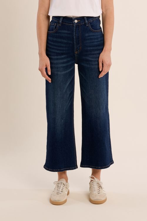Wide-leg denim, cropped fit