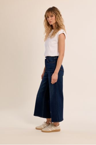 Wide-leg denim, cropped fit