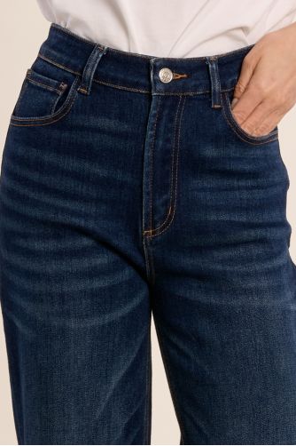 Wide-leg denim, cropped fit