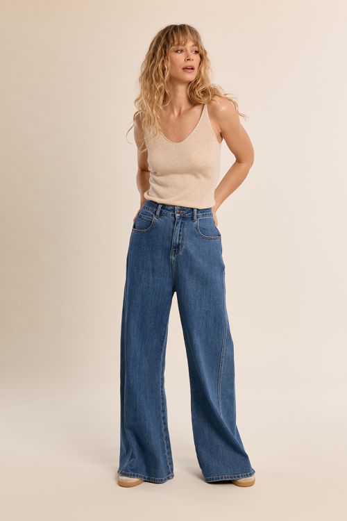 High-waisted and wide-waisted jeans