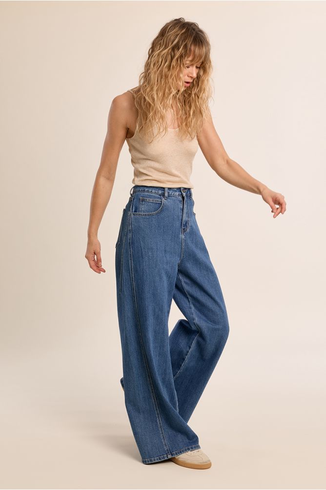 High-waisted and wide-waisted jeans