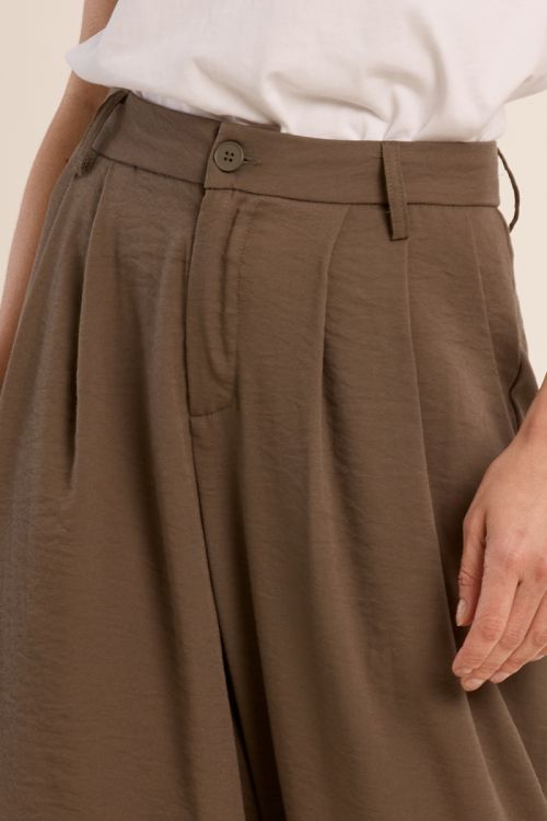 Pantalón de mujer largo, detalle pliegues.