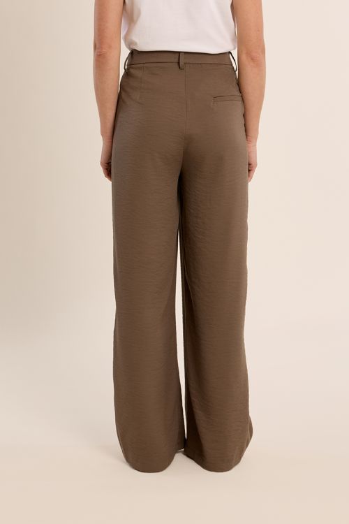Pantalón de mujer largo, detalle pliegues.
