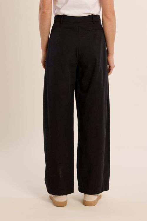 Cotton trousers, barrel cut