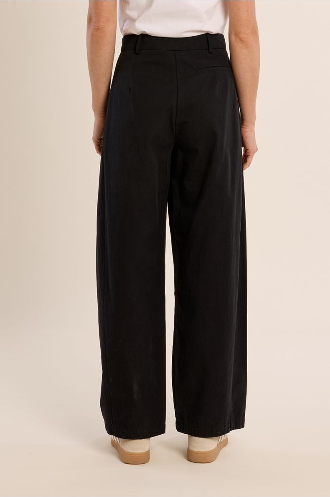 Cotton trousers, barrel cut
