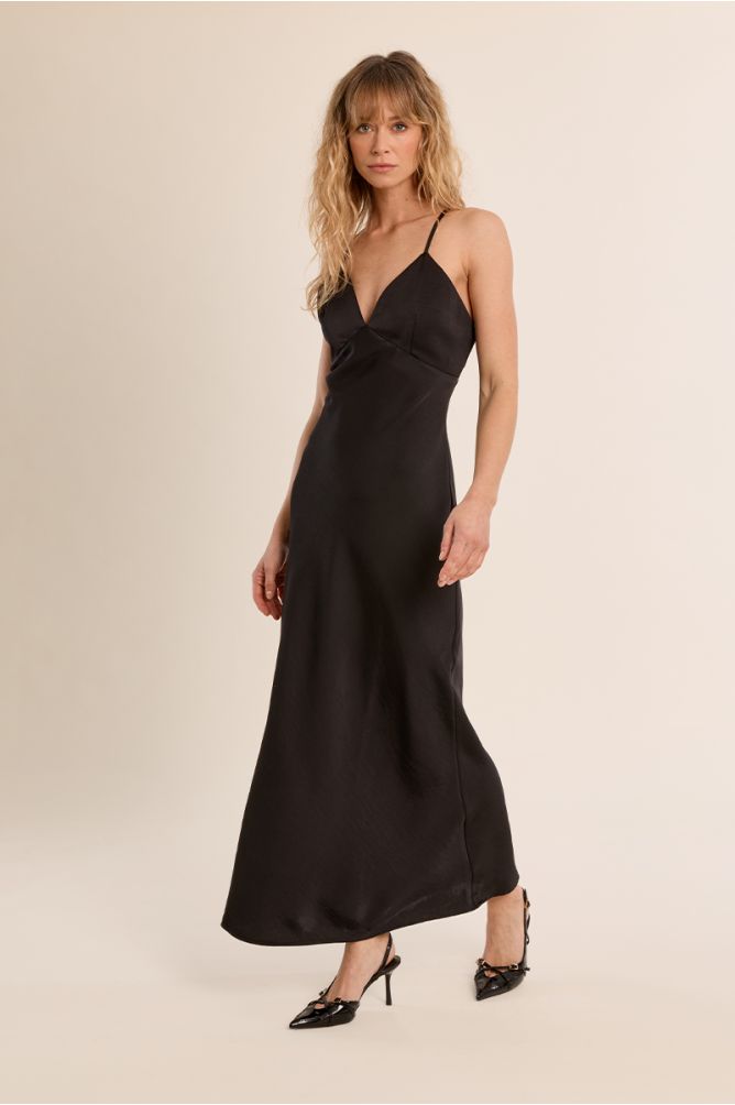 Vestido largo, satinado, de tirantes.