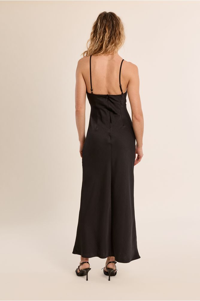 Vestido largo, satinado, de tirantes.