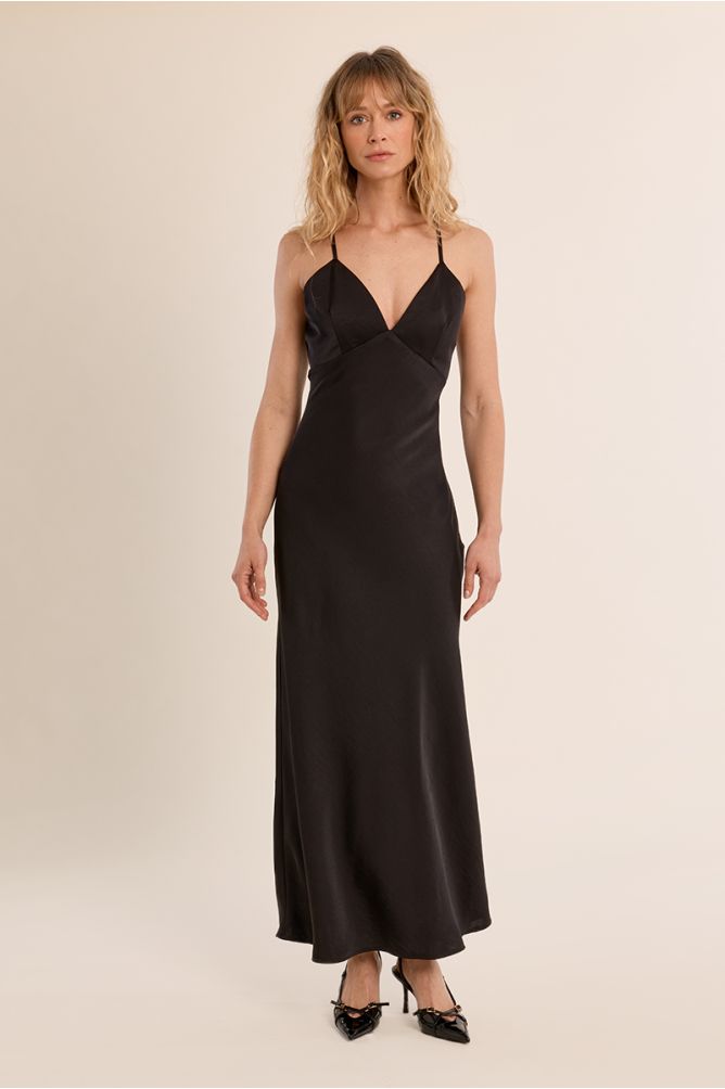 Vestido largo, satinado, de tirantes.