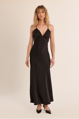 Vestido largo, satinado, de tirantes.