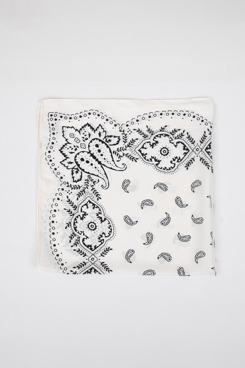 Pañuelo de mujer con estampado paisley.