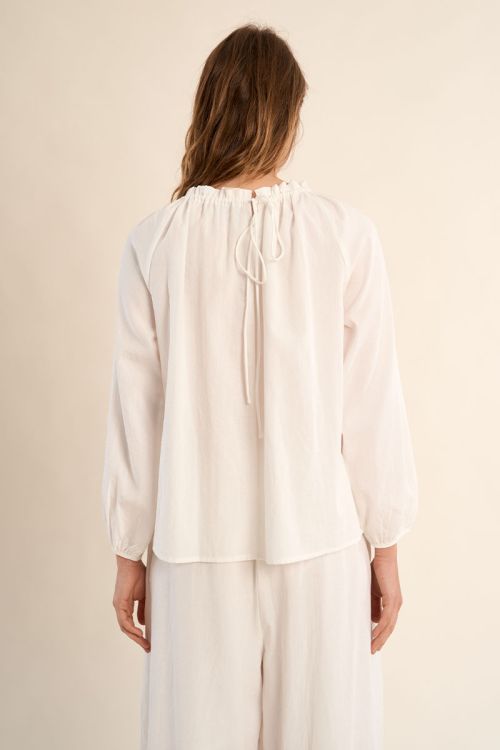 Blusa de mujer de manga larga, detalle abalorios.