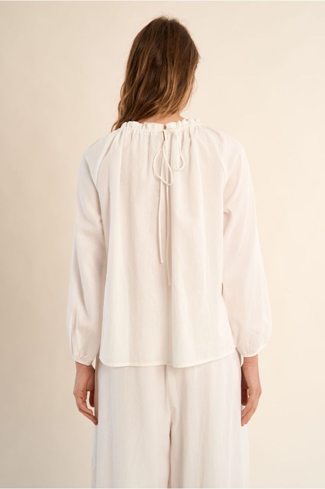 Blusa de mujer de manga larga, detalle abalorios.
