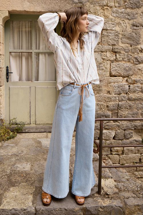 Pantalón de mujer vaquero, acampanado.