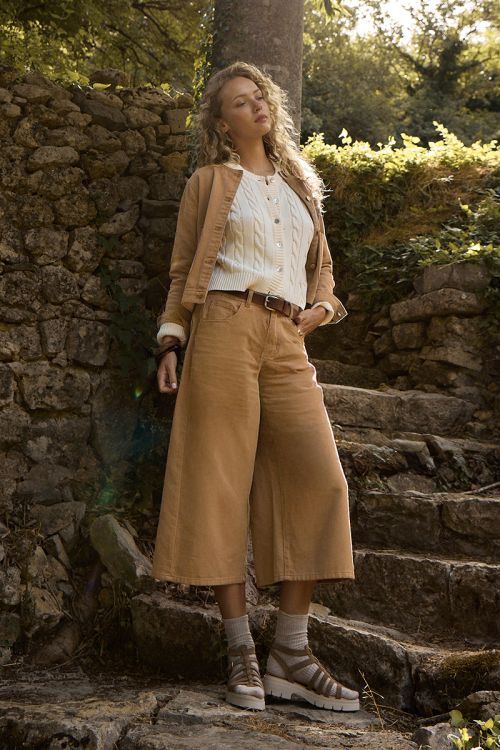 Pantalón de mujer 3/4, perneras anchas.